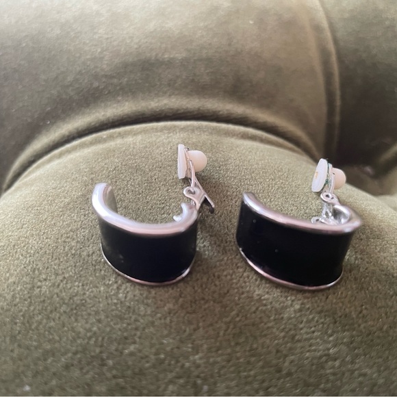 Vintage Black and White Beaded Necklace with Coordinating Earrings - Picture 4 of 4